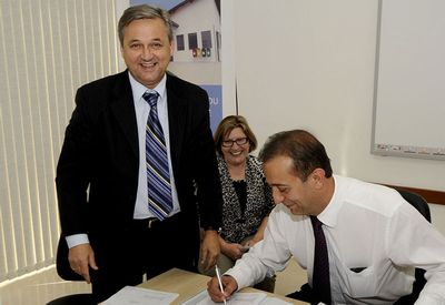 Foto do Prefeito assinando
